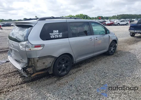 2013 Toyota Sienna Se 8 Passenger z USA, uszkodzony, nr VIN 5TDXK3DC1DS290542